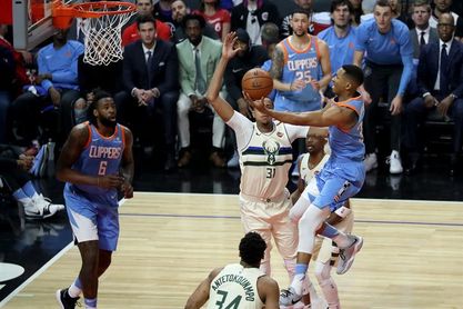 105-98. Harris lidera el ataque ganador de los Clippers en la lucha por jugar los playoffs 105-98. Harris lidera el ataque ganador de los Clippers en la lucha por jugar los playoffs