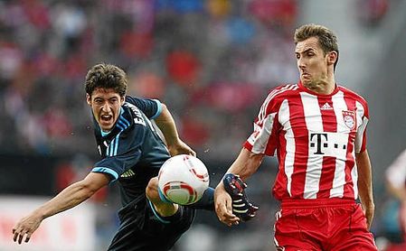 Sergio Escudero pugna con Miroslav Klose durante un Bayern-Schalke. Sergio Escudero pugna con Miroslav Klose durante un Bayern-Schalke.
