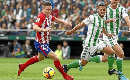 Gameiro trata de controlar un balón ante la presión de Durmisi y Fabián. Gameiro trata de controlar un balón ante la presión de Durmisi y Fabián.