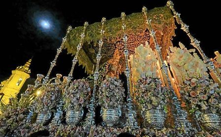 Imagen del palio de la Esperanza de Triana durante la Madrugá. Imagen del palio de la Esperanza de Triana durante la Madrugá.