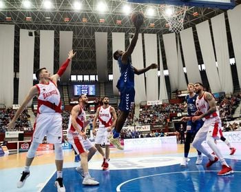 72-84. Gipuzkoa Basket soñó con la proeza ante el Baskonia hasta el descanso 72-84. Gipuzkoa Basket soñó con la proeza ante el Baskonia hasta el descanso