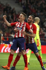 Un gol de penalti de Gameiro da ventaja al Atlético al descanso (1-0) Un gol de penalti de Gameiro da ventaja al Atlético al descanso (1-0)