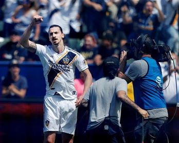 Ibrahimovic debuta con doblete que le da el triunfo a los Galaxy sobre Los Angeles Ibrahimovic debuta con doblete que le da el triunfo a los Galaxy sobre Los Angeles