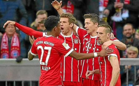 Müller celebra un gol con sus compañeros ante el Borussia Dortmund. Müller celebra un gol con sus compañeros ante el Borussia Dortmund.
