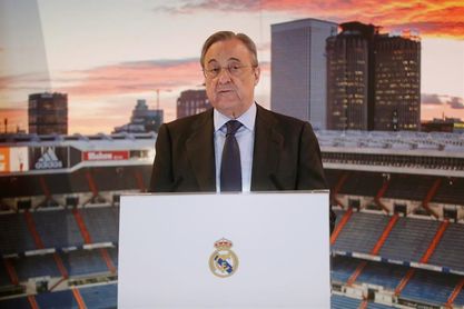 Florentino Pérez saluda y se hace fotos con aficionados en su hotel de Turín Florentino Pérez saluda y se hace fotos con aficionados en su hotel de Turín