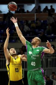72-62. El Unicaja concluye semana triunfal venciendo a un cansado Tenerife 72-62. El Unicaja concluye semana triunfal venciendo a un cansado Tenerife