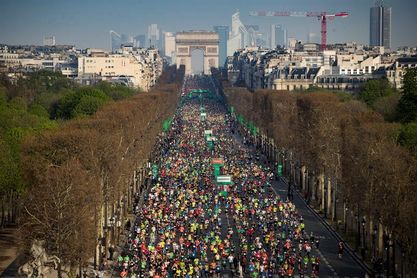 Los kenianos Paul Lonyangata y Betsy Saina ganan el maratón de París Los kenianos Paul Lonyangata y Betsy Saina ganan el maratón de París