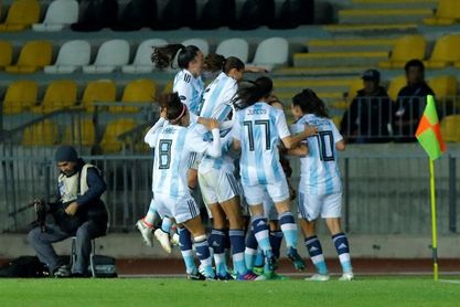 Argentina entra en la lucha con una goleada a Ecuador y Venezuela aplasta a Bolivia Argentina entra en la lucha con una goleada a Ecuador y Venezuela aplasta a Bolivia