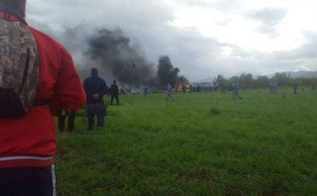 Al menos 105 muertos tras estrellarse un avión militar en Argelia Al menos 105 muertos tras estrellarse un avión militar en Argelia