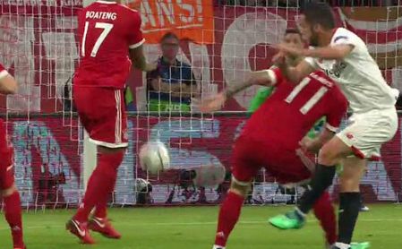 El Sevilla reclamó penalti por mano de Boateng El Sevilla reclamó penalti por mano de Boateng