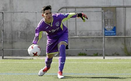 Alejandro Daza, de quince años, debutó en Tercera con la elástica del Alcalá el pasado domingo. Alejandro Daza, de quince años, debutó en Tercera con la elástica del Alcalá el pasado domingo.