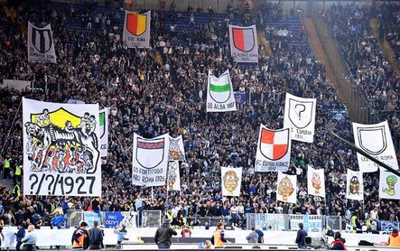 Aficionados del Lazio entonan cánticos antisemitas poco antes del derbi Aficionados del Lazio entonan cánticos antisemitas poco antes del derbi