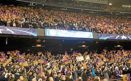 Imagen de archivo de aficionados en el Camp Nou. Imagen de archivo de aficionados en el Camp Nou.