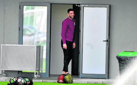 Adán observa un entrenamiento del Betis tras ser operado. Adán observa un entrenamiento del Betis tras ser operado.