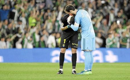 Dani Giménez consuela a Lizoain tras el final del partido. Dani Giménez consuela a Lizoain tras el final del partido.