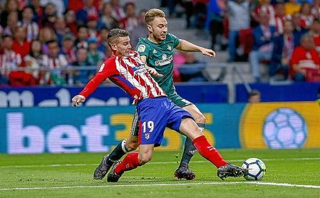 Loren, en un lance del partido con Lucas. Loren, en un lance del partido con Lucas.