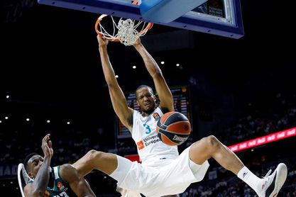 81-74. El efecto Llull y Carroll acercan al Real Madrid a Belgrado (2-1) 81-74. El efecto Llull y Carroll acercan al Real Madrid a Belgrado (2-1)