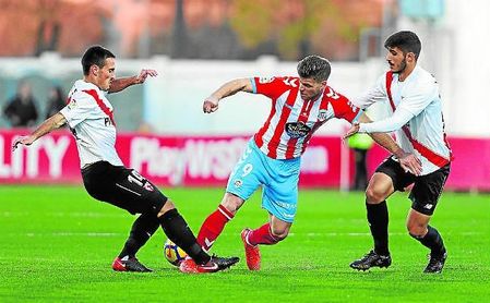 Borja San Emeterio, a la izquierda, regresará al lateral zurdo ante las bajas de Matos y Álex Muñoz. Borja San Emeterio, a la izquierda, regresará al lateral zurdo ante las bajas de Matos y Álex Muñoz.
