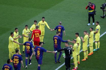 El Villarreal entrega una figura de cerámica conmemorativa a Andrés Iniesta El Villarreal entrega una figura de cerámica conmemorativa a Andrés Iniesta