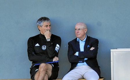 Serra, junto a Setién en un entrenamiento del Betis. Serra, junto a Setién en un entrenamiento del Betis.