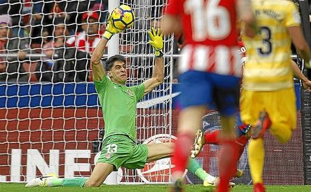 Al marroquí Yassine Bounou no le faltan pretendientes en LaLiga. Al marroquí Yassine Bounou no le faltan pretendientes en LaLiga.