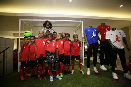 Román Torres presenta en Panamá su academia de fútbol para niños Román Torres presenta en Panamá su academia de fútbol para niños