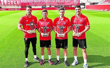 Juan Soriano, Pozo, Carmona y Berrocal recibieron sus galardones, que lucieron sobre el césped de la ciudad deportiva. Juan Soriano, Pozo, Carmona y Berrocal recibieron sus galardones, que lucieron sobre el césped de la ciudad deportiva.