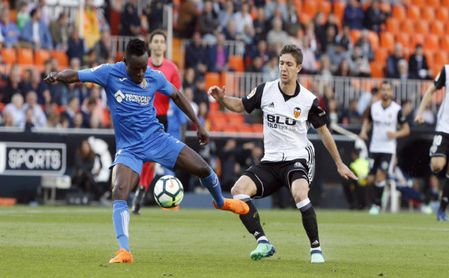Djené intenta robar un balón a Gameiro. Djené intenta robar un balón a Gameiro.