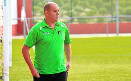 Hernández volverá a dirigir al Coronil el próximo curso. Hernández volverá a dirigir al Coronil el próximo curso.