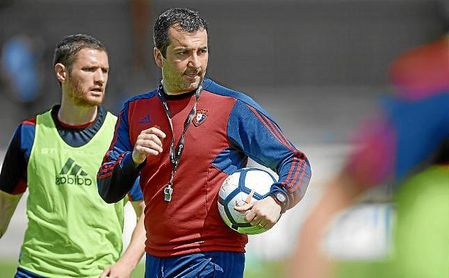 Diego Martínez, que no seguirá en el Osasuna, dirigirá al Granada. Diego Martínez, que no seguirá en el Osasuna, dirigirá al Granada.