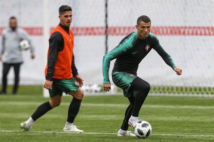 Portugal entrena bajo la lluvia con un Cristiano triste Portugal entrena bajo la lluvia con un Cristiano triste