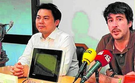 Yung Gon Park, presidente del Écija, y José Juan Trigás, consejero delegado. Yung Gon Park, presidente del Écija, y José Juan Trigás, consejero delegado.
