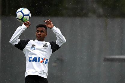 La joya brasileña Rodrygo aceptó la oferta del Real Madrid, dice su agente La joya brasileña Rodrygo aceptó la oferta del Real Madrid, dice su agente
