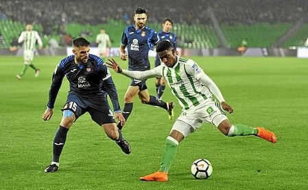 David López pugna con Junior durante el Betis-Espanyol de la 17/18. David López pugna con Junior durante el Betis-Espanyol de la 17/18.
