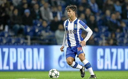 A Óliver Torres le cuesta hacerse hueco en el 4-4-2 del técnico del Porto FC. A Óliver Torres le cuesta hacerse hueco en el 4-4-2 del técnico del Porto FC.
