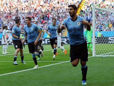 1-0. Suárez desenfunda y clasifica a Uruguay 1-0. Suárez desenfunda y clasifica a Uruguay