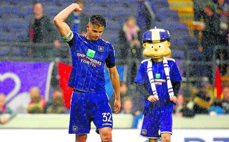 Leander Dendoncker, pivote belga del Anderlecht que gusta tanto a Betis como Sevilla. Leander Dendoncker, pivote belga del Anderlecht que gusta tanto a Betis como Sevilla.