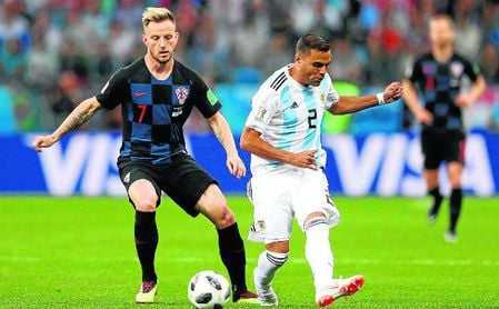 Mercado despeja el balón ante la presión del exsevillista Ivan Rakitic. Mercado despeja el balón ante la presión del exsevillista Ivan Rakitic.