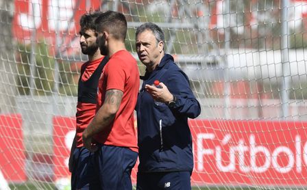 Caparrós dialoga con Pareja y Carriço. Caparrós dialoga con Pareja y Carriço.