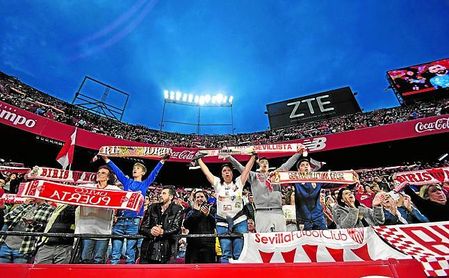 La afición del Sevilla sigue apoyando a su equipo. La afición del Sevilla sigue apoyando a su equipo.