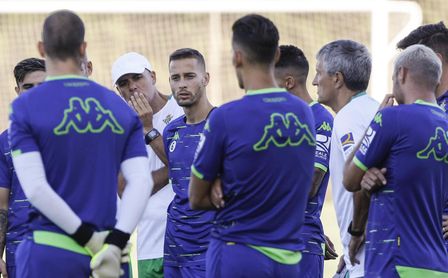 El Real Betis se ejercita con vistas a preparar su primer encuentro de pretemporada. El Real Betis se ejercita con vistas a preparar su primer encuentro de pretemporada.