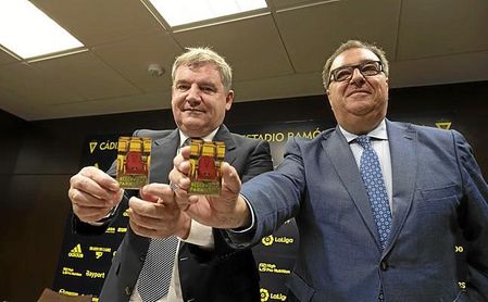 Vizcaíno agradece a Monchi su esfuerzo por estar en el Trofeo Carranza, frenado por Di Francesco. Vizcaíno agradece a Monchi su esfuerzo por estar en el Trofeo Carranza, frenado por Di Francesco.