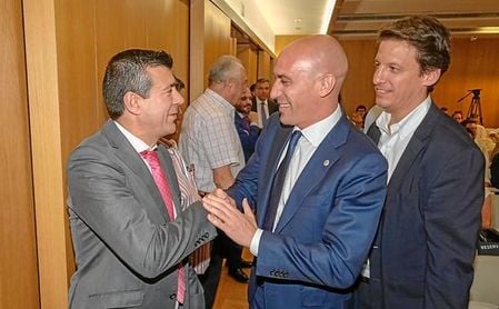 El director de ESTADIO, Joaquín Adorna, saluda al presidente de la RFEF, Luis Rubiales, en la presentación de ´Cien Años de Fútbol Andaluz´. El director de ESTADIO, Joaquín Adorna, saluda al presidente de la RFEF, Luis Rubiales, en la presentación de ´Cien Años de Fútbol Andaluz´.