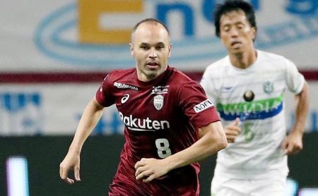 Poca suerte de Iniesta y Torres en su debut en el fútbol japonés Poca suerte de Iniesta y Torres en su debut en el fútbol japonés