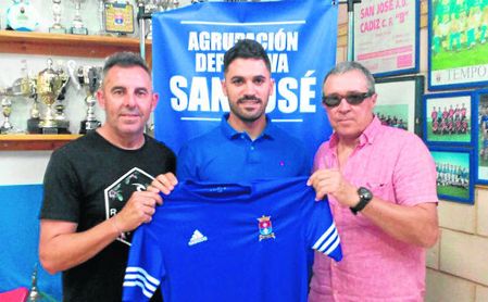 Álvaro Pérez Madroñal posa con su nueva camiseta. Álvaro Pérez Madroñal posa con su nueva camiseta.