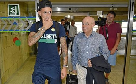 Antes de subir al avión se pudo ver cómo Sanabria y Lorenzo Serra Ferrer compartieron algunas palabras. Antes de subir al avión se pudo ver cómo Sanabria y Lorenzo Serra Ferrer compartieron algunas palabras.
