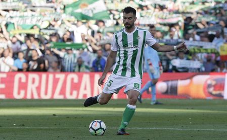 Jordi Amat durante el Real Betis-Sevilla de la última temporada. Jordi Amat durante el Real Betis-Sevilla de la última temporada.