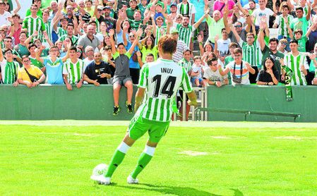 Inui, en su presentación con el ´14´, que lleva con Japón. Inui, en su presentación con el ´14´, que lleva con Japón.