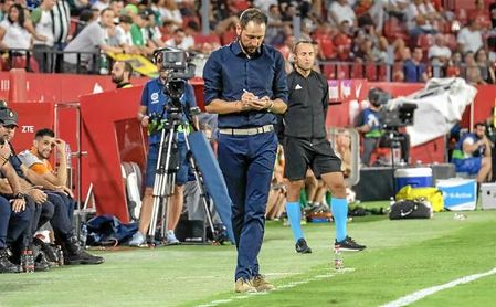 Pablo Machín, anotándolo todo en su libreta durante el partido del pasado jueves ante el Zalgiris. Pablo Machín, anotándolo todo en su libreta durante el partido del pasado jueves ante el Zalgiris.