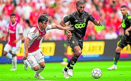 Tagliafico presiona a Medhi Carcela durante el Standard de Lieja-Ajax de la previa de Champions. Tagliafico presiona a Medhi Carcela durante el Standard de Lieja-Ajax de la previa de Champions.